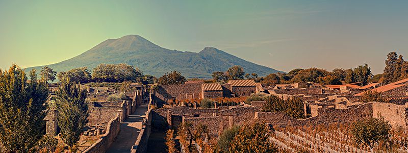 Ruinstaden Pompeji med Vesuvius i bakgrunden på resa till Italien.